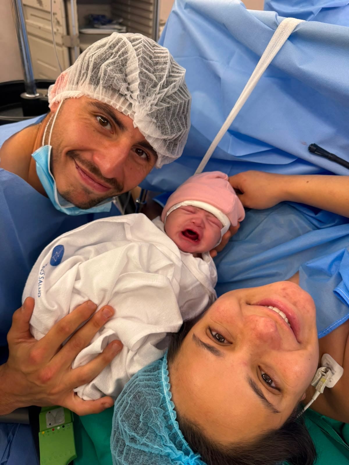 Y su hija recién nacida. Foto: Instagram