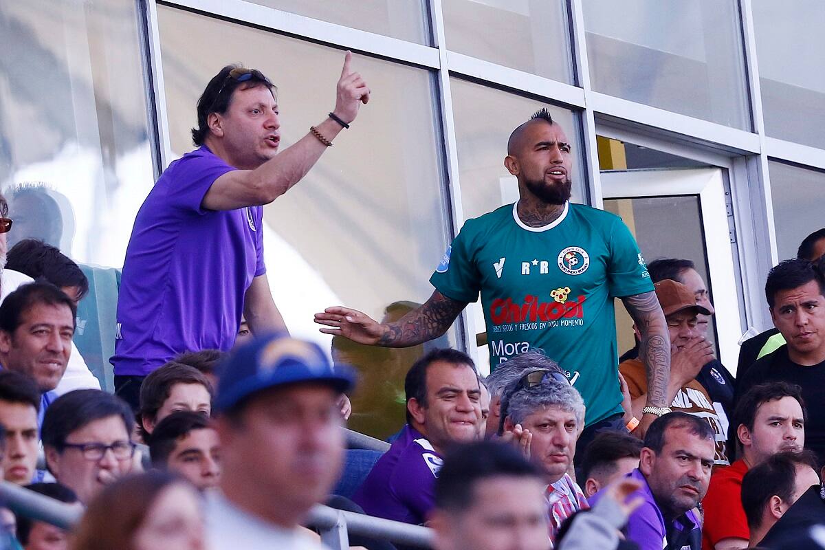 Futbol, Rodelindo Roman vs Deportes Concepcion
Cuartos de final del campeonato de 3¼B 2018
El jugador de la seleccin Chilena y el Barcelona de Espaa, Arturo Vidal llega hasta el estadio Bicentenario de La Florida para ver a su equipo Rodeando Roman durante el partido de vuelta de cuartos de final del campeonato de Tercera division B contra Deportes Concepcion.
Ramon Monroy/Photosport