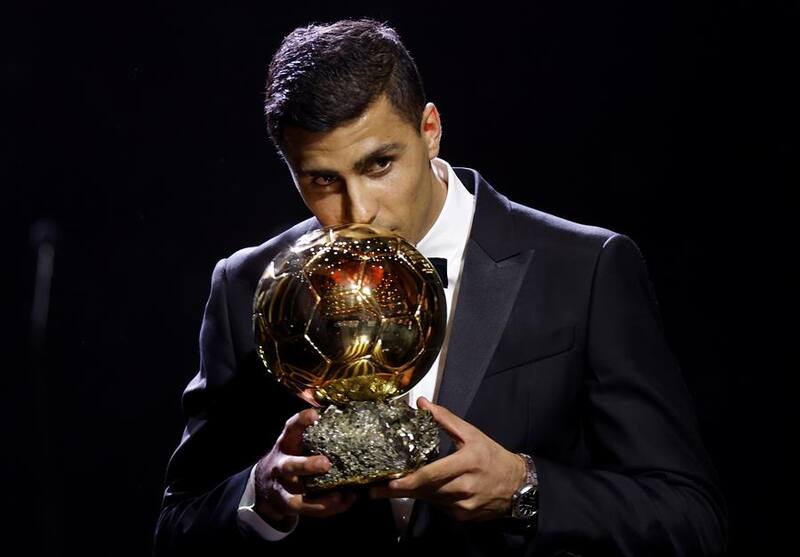Rodri, volante del Manchester City, se quedó con su primer Balón de Oro. Foto: EFE.