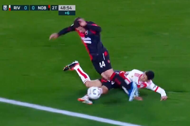 Rodrigo Aliendro se lesionó en esta jugada frente a Newell's Old Boys.