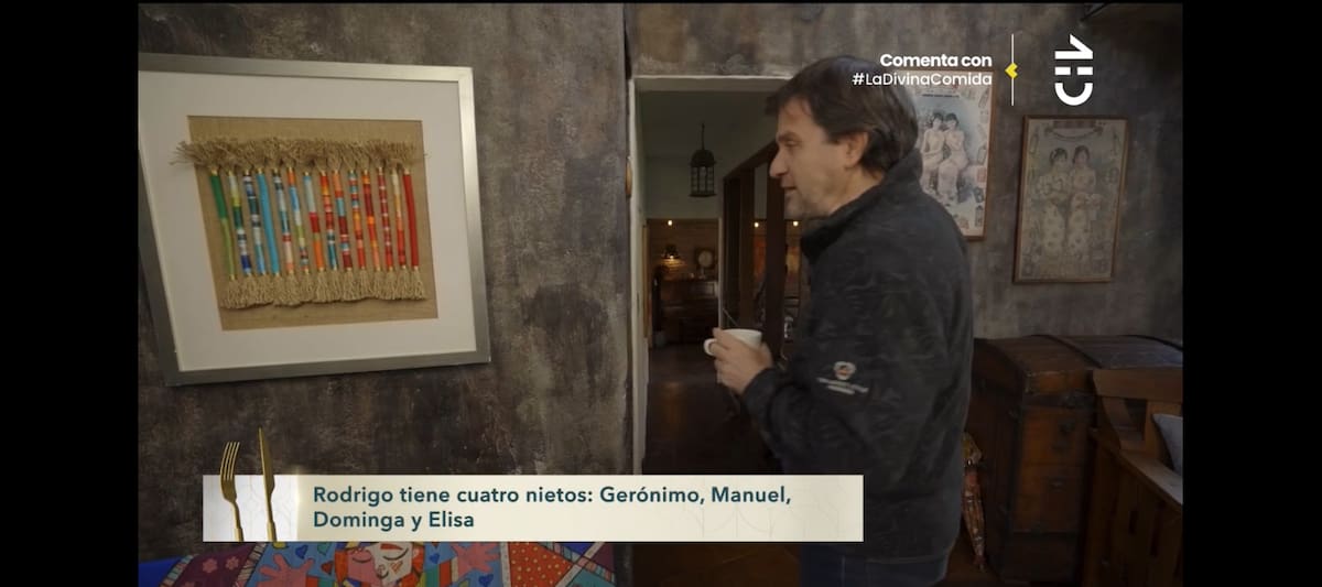 Rodrigo Bastidas disfruta de su hogar, la mayoría de los espacios tienen una paleta de colores muy oscura.