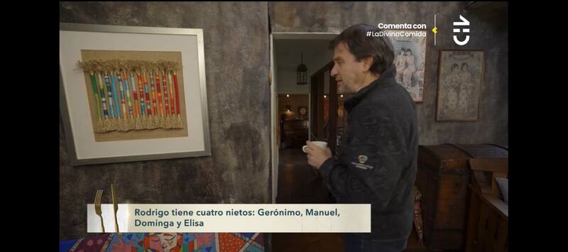 Rodrigo Bastidas disfruta de su hogar, la mayoría de los espacios tienen una paleta de colores muy oscura.