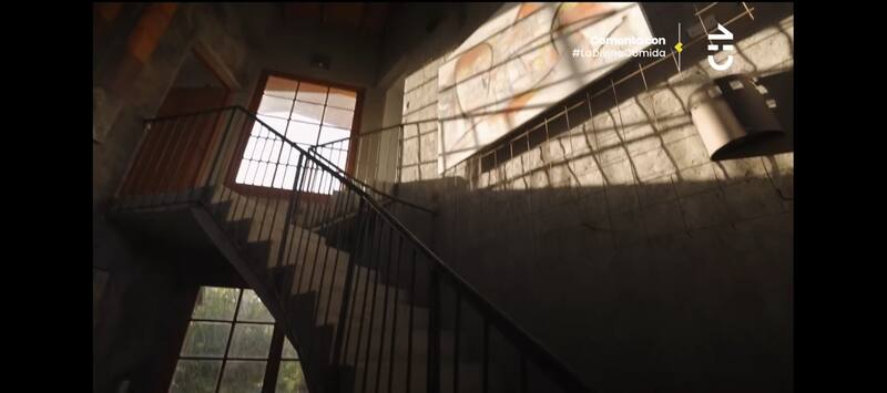 La casa tiene un aire dramático.