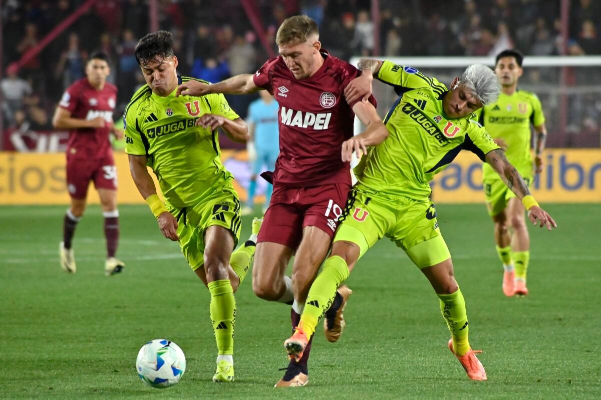 . Delantero de Lanús ante la U. de Chile. Foto: Agencia Aton.