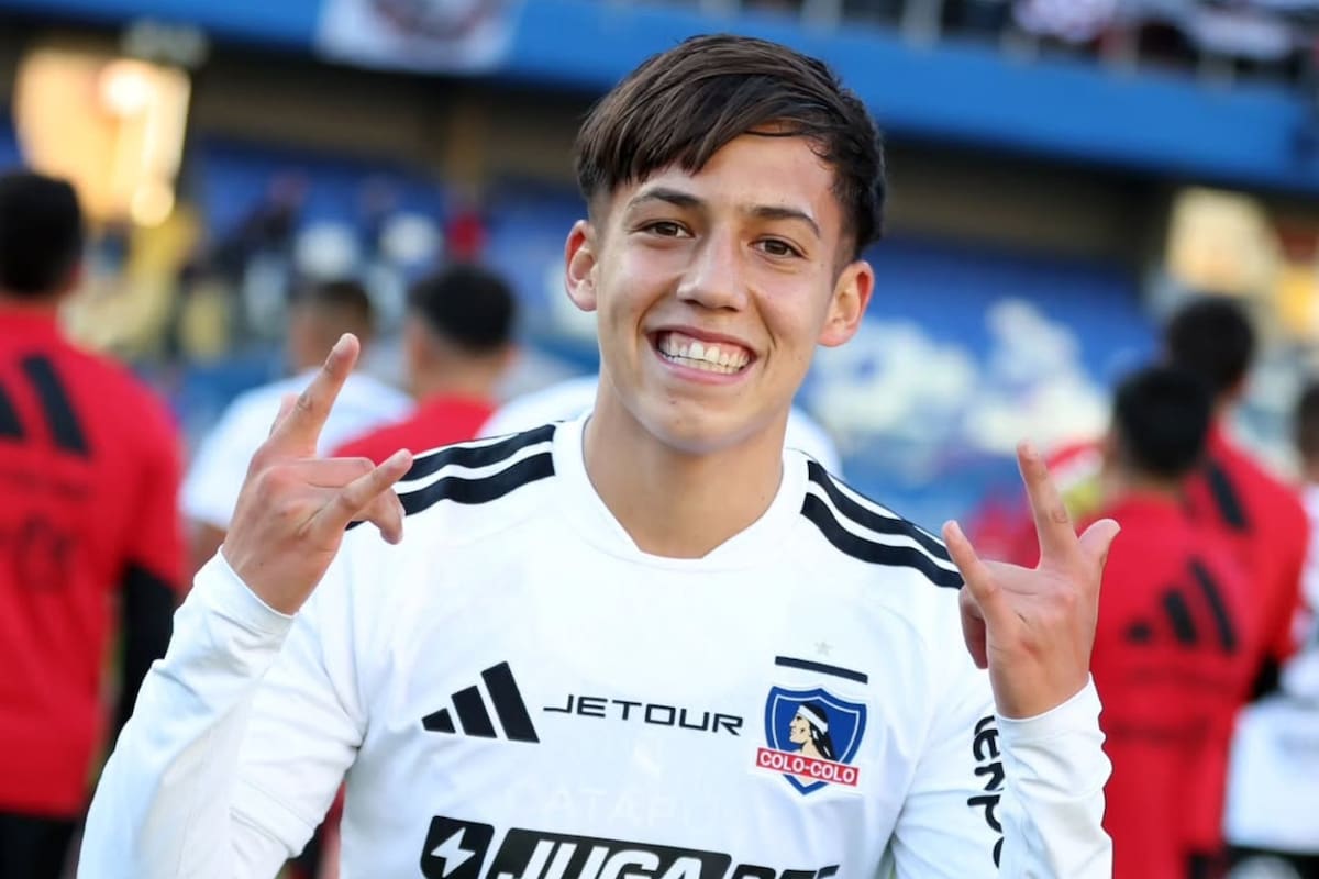 El volante debutó a los 16 años en Colo Colo. Foto: Instagram Colo Colo.