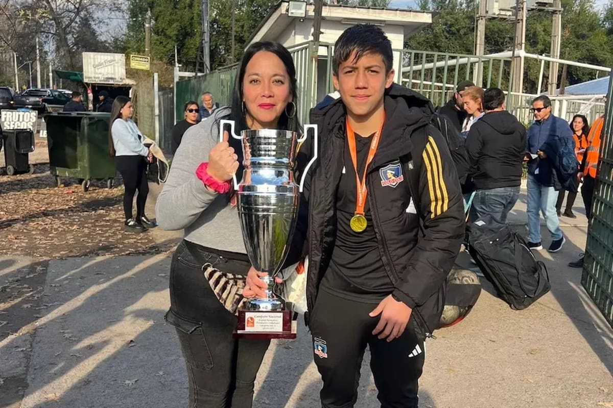 La joya de Colo Colo junto a su madre. Foto: Instagram Constanza González.