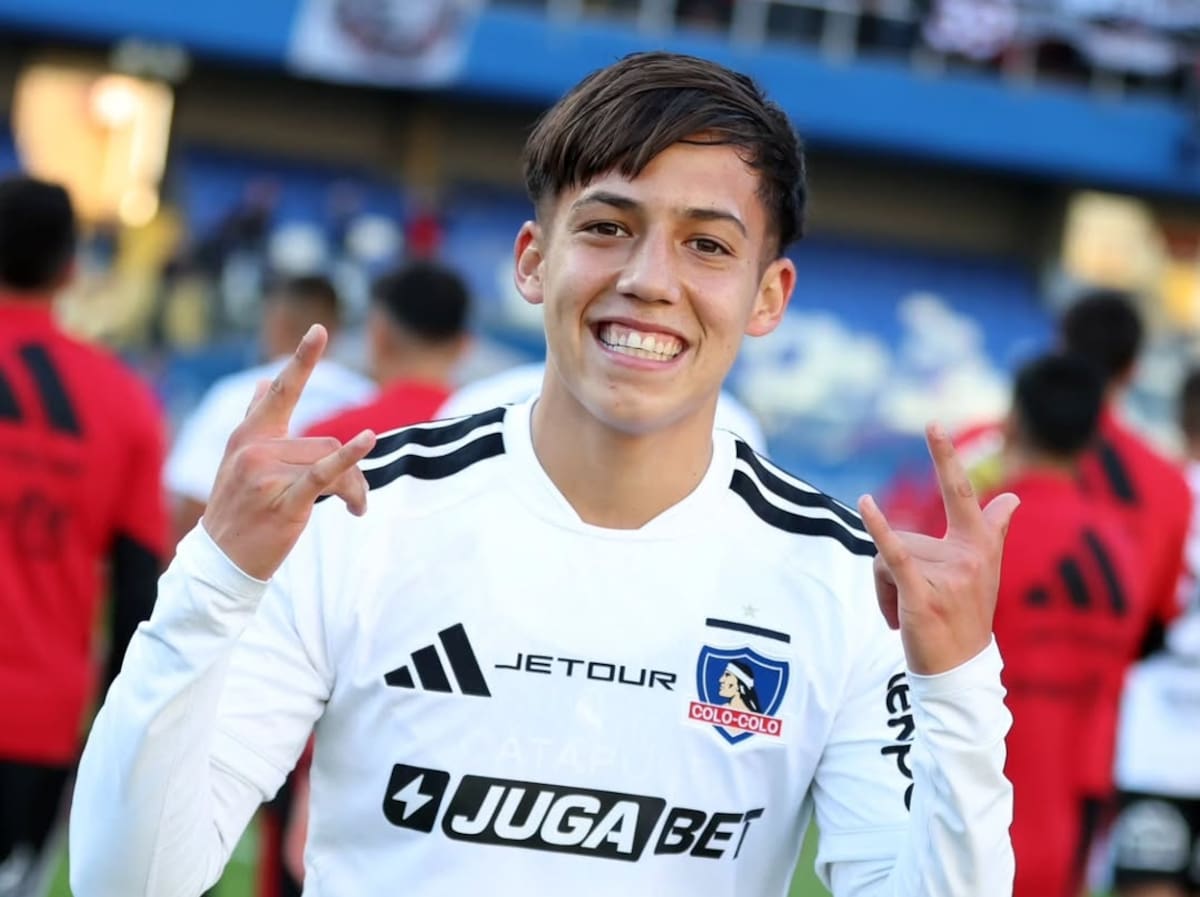 El volante es el séptimo futbolista más joven en debutar con la camiseta de Colo-Colo. Foto: @Colocolooficial.