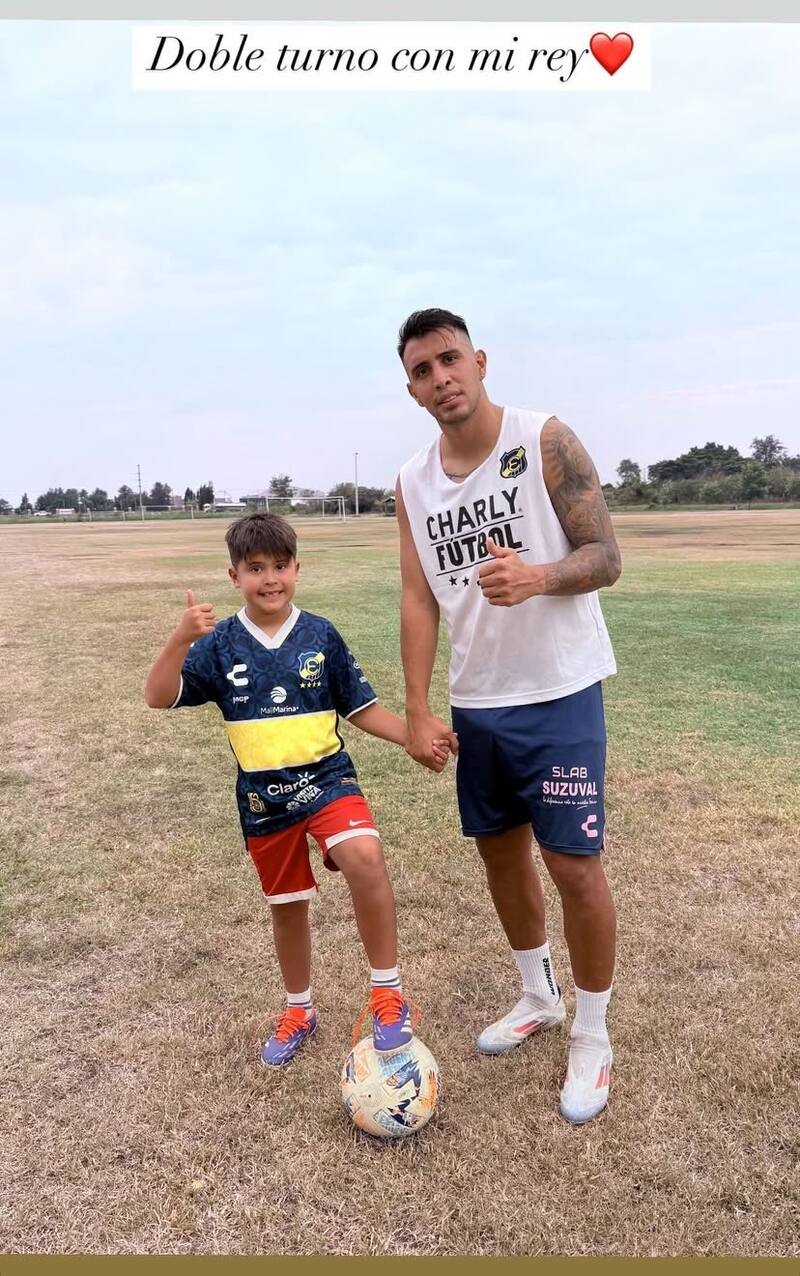 Entrena con la indumentaria de Everton mientras se define su futuro.