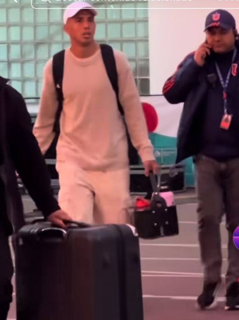 Partiendo del Estadio Nacional con maletas.