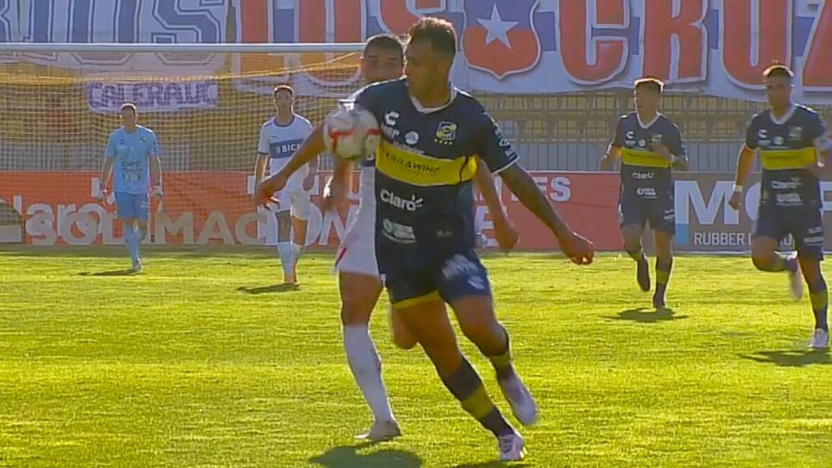 Rodrigo Contreras y la mano por el que se le anuló el gol frente a la UC.