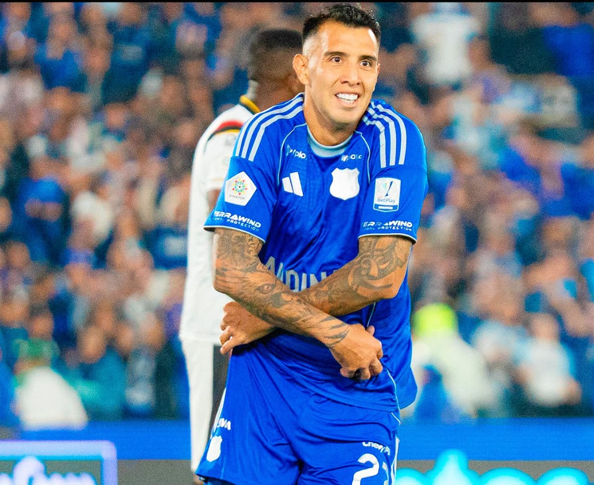 Es goleador en Colombia, pero no lo pasa bien.