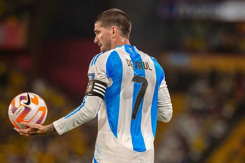 Se enfrentó a un jugador de la Vinotinto en el amistoso de Argentina. Foto: Instagram De Paul