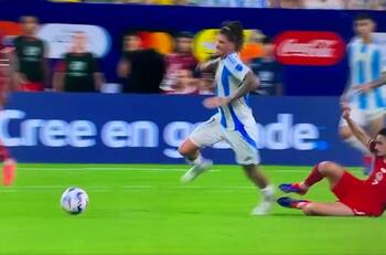 “Patada imaginaria”: le llueven críticas a Piero Maza y Rodrigo De Paul por falta a favor de Argentina