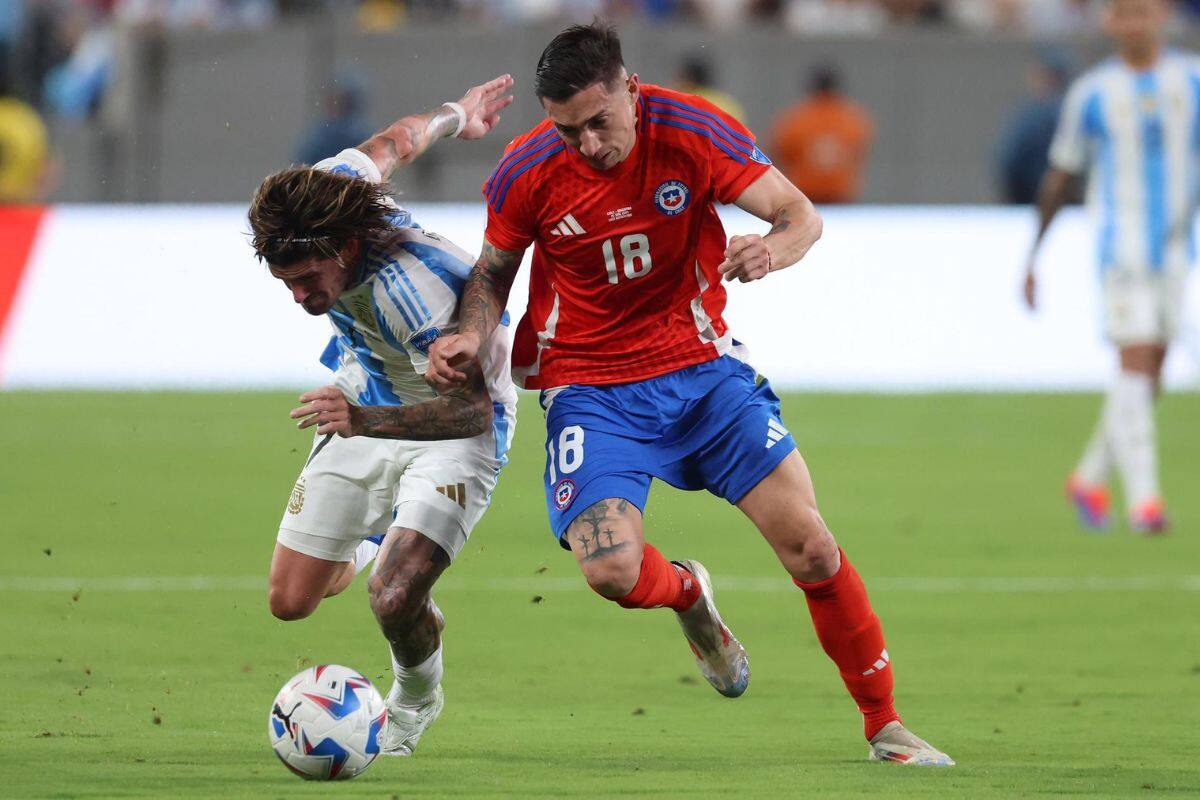 Rodrigo Echeverría jugando contra Argentina. Foto: EFE.