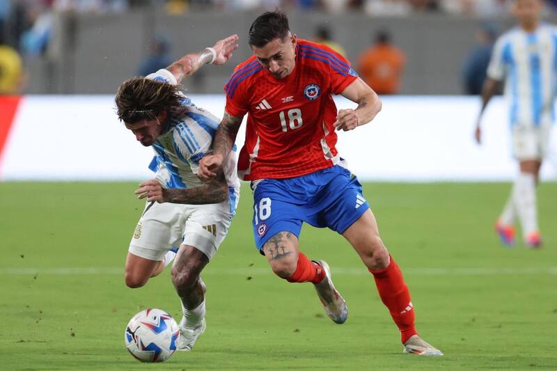 Rodrigo Echeverría jugando contra Argentina. Foto: EFE.