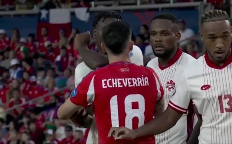 Rodrigo Echeverría sufrió un feo codazo ante Canadá. Foto: Captura.