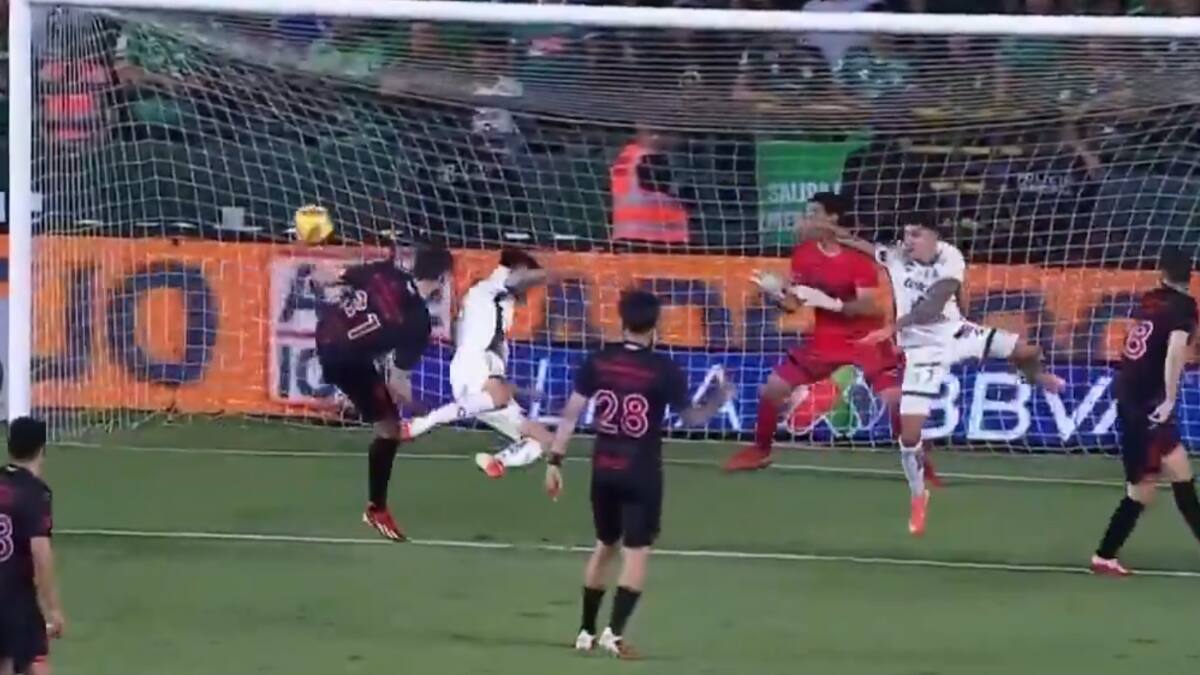 Rodrigo Echeverría anotó un golazo de cabeza en el último minuto: casi terminó noqueado
