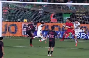 Rodrigo Echeverría anotó un golazo de cabeza en el último minuto: casi terminó noqueado