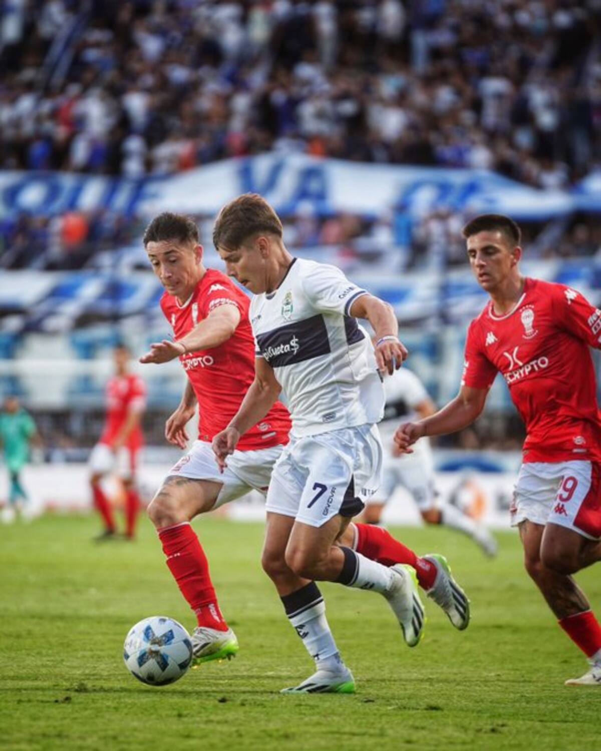 Rodrigo Echeverría hacía un buen partido ante Gimnasia y Esgrima de La Plata, pero salió por lesión (Foto: GELP)
