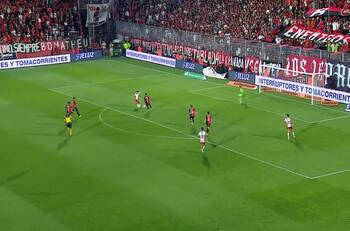 VIDEO | Papelón del arquero rival: Echeverría selló la goleada que dejó a Huracán puntero en Argentina