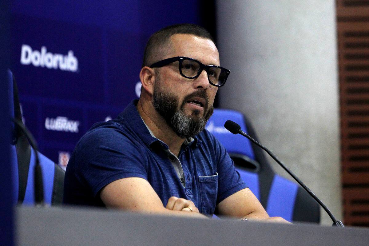 se disculpó por su fría despedida a Sandrino Castec.
