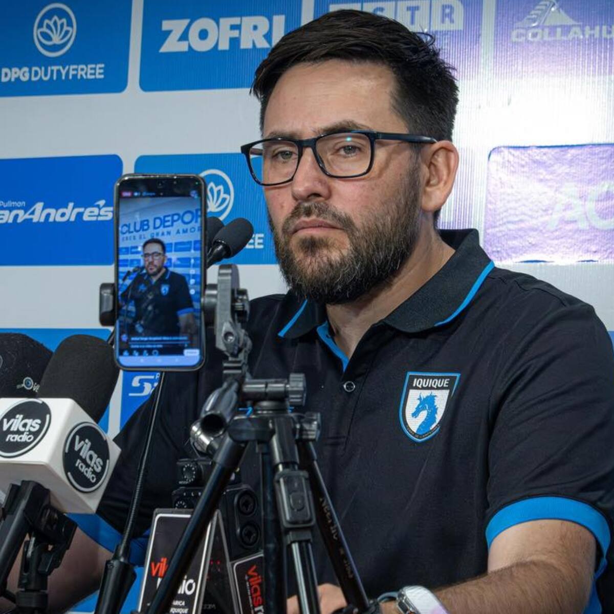 Pese a que negó renunciar: Rodrigo Guerrero vive sus últimas horas como DT de Deportes Iquique