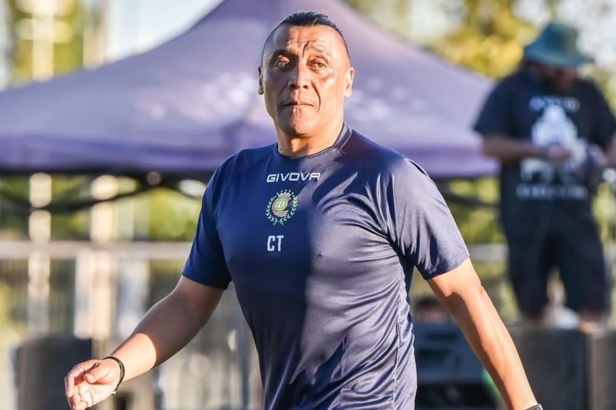 El exfutbolista volvería a dirigir en Linares. Foto: Deportes Linares.