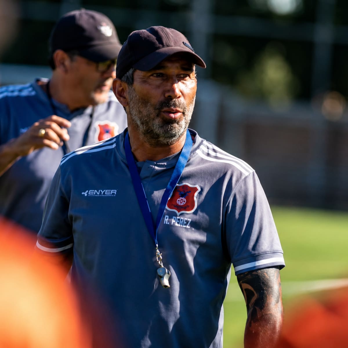 “Apresurar mi carrera como DT en el fútbol chileno no tiene sentido; así se cometen muchos errores”