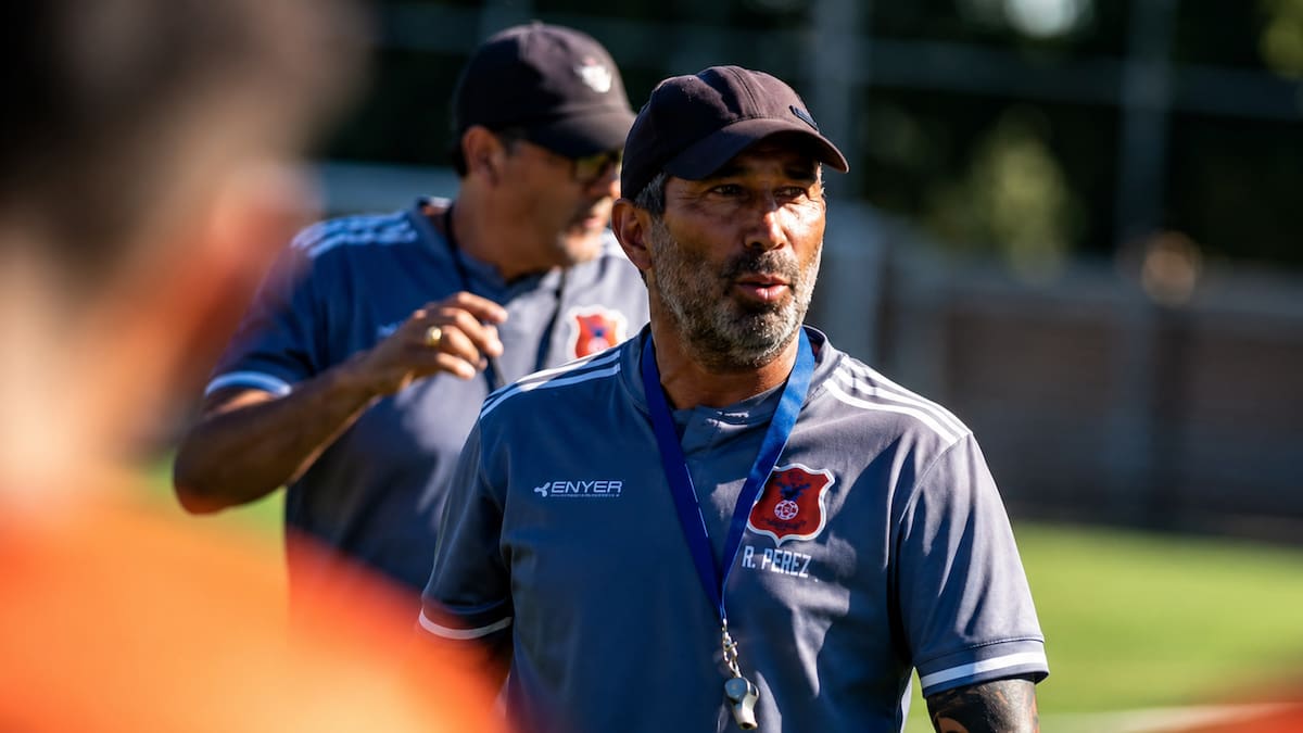 “Apresurar mi carrera como DT en el fútbol chileno no tiene sentido; así se cometen muchos errores”