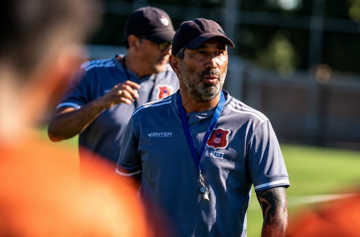 “Apresurar mi carrera como DT en el fútbol chileno no tiene sentido; así se cometen muchos errores”
