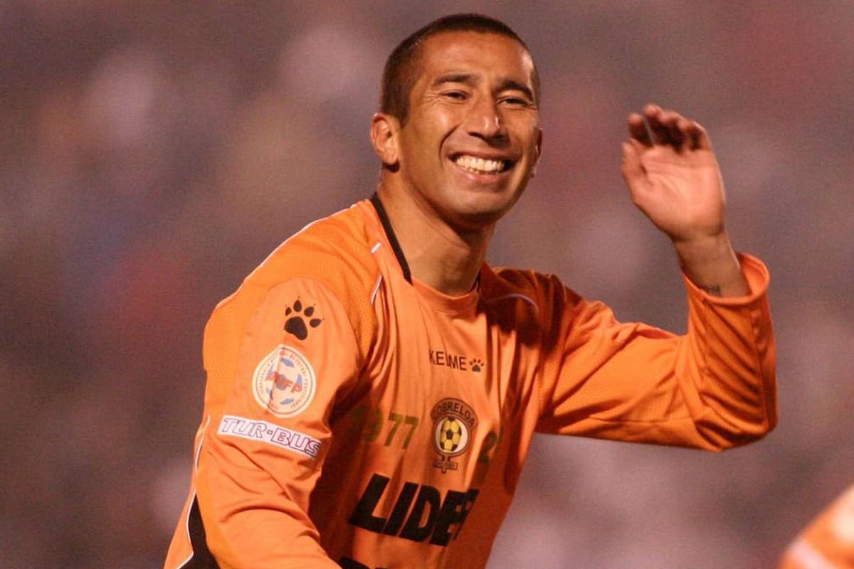 El exlateral con la camiseta de los Zorros del Desierto.
