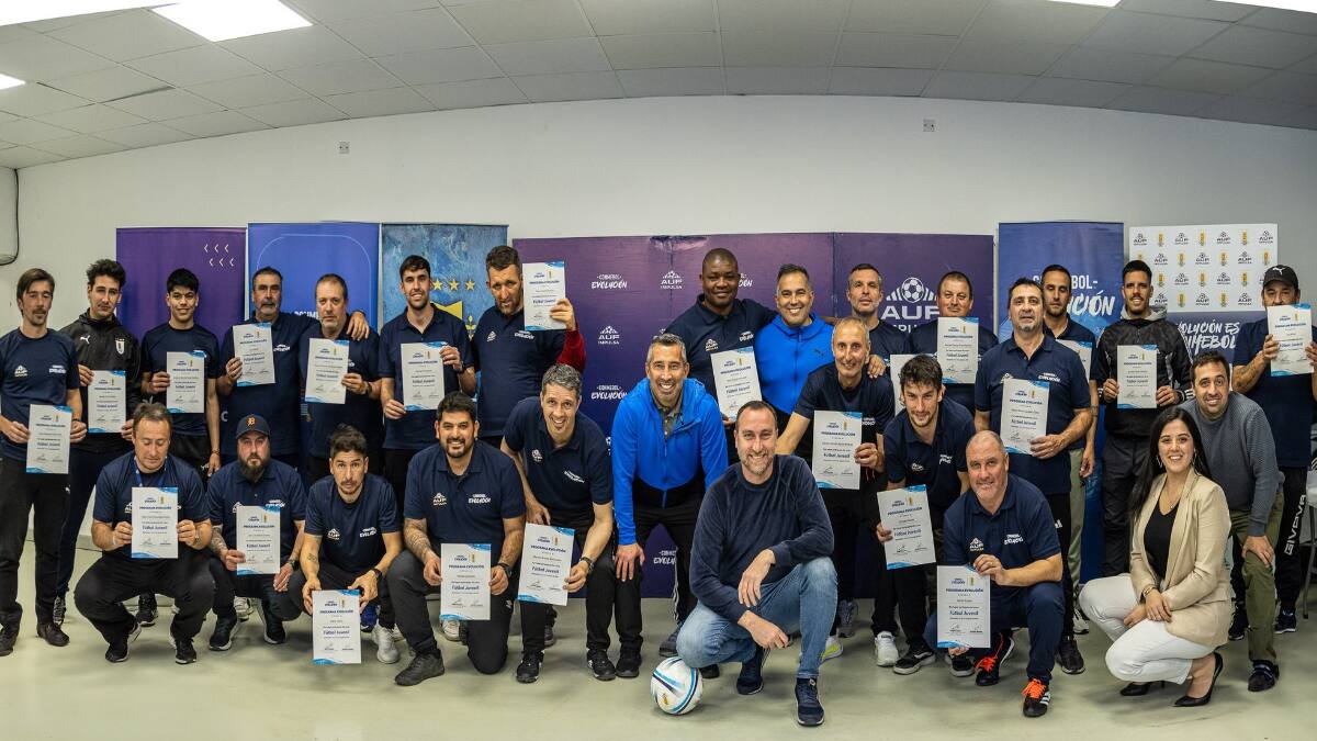 Los dos excampeones del fútbol chileno que fueron a impartir clases a Uruguay por la Conmebol
