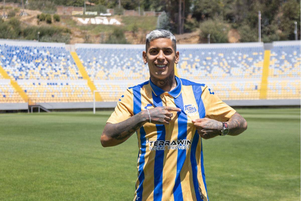 en su presentación como refuerzo de Everton. Foto: Instagram Everton.