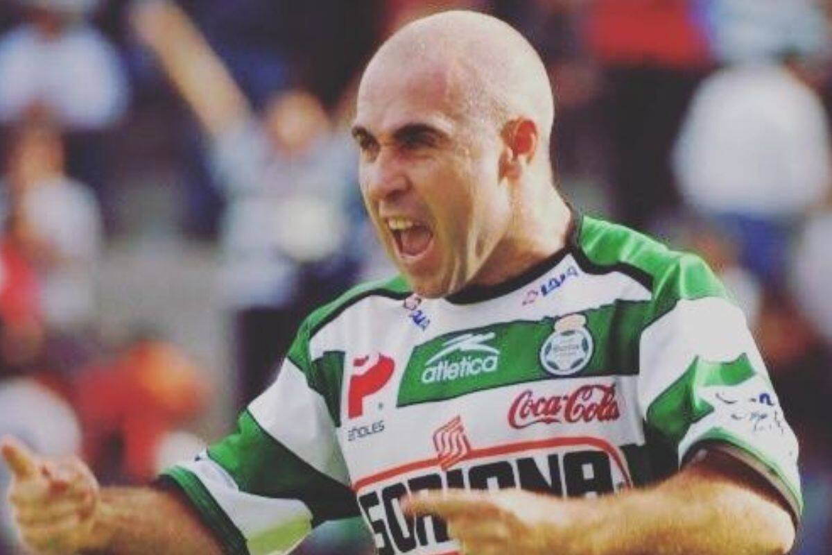 El exdelantero es tan venerado en Santos Laguna, que tiene una estatua en el Estadio Corona de Torreón. Foto: Facebook Rodrigo Ruiz.