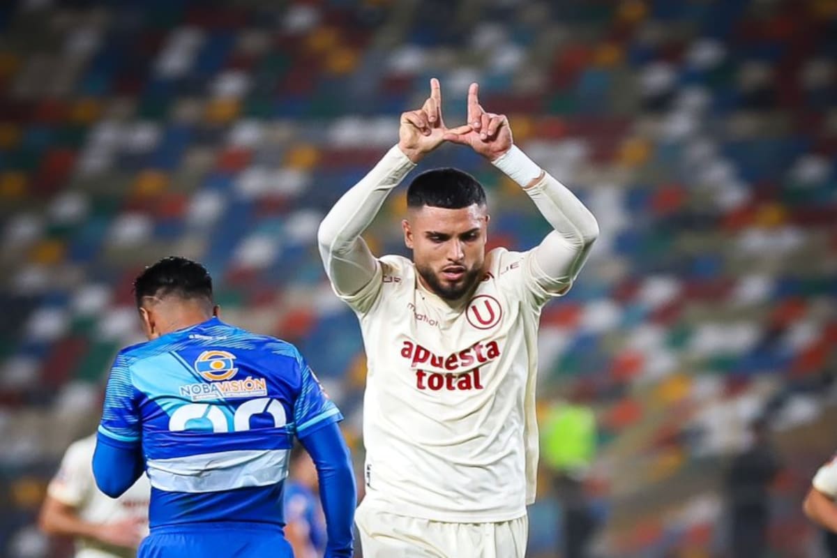 El volante chileno con la camiseta de Universitario.