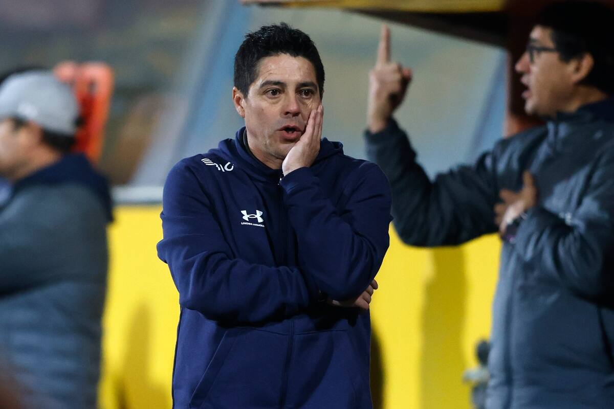 Valenzuela dirigirá su segundo partido como DT interino de la UC. Foto: Agencia Aton.