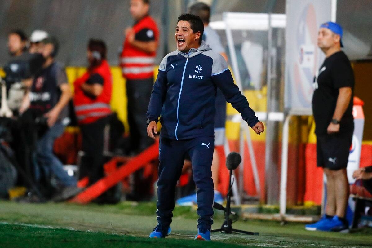 El exjugador cruzado será la voz de mando en la UC de forma interina. Foto: Agencia Aton.