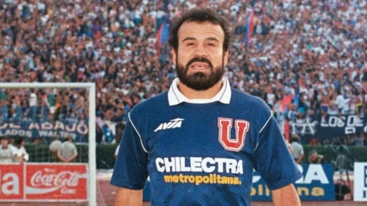 “Viajé y dejé firmado mi contrato en la U; al volver la dirigencia ni siquiera lo había visto y por eso me fui a Colo Colo”