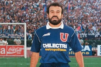 “Viajé y dejé firmado mi contrato en la U; al volver la dirigencia ni siquiera lo había visto y por eso me fui a Colo Colo”