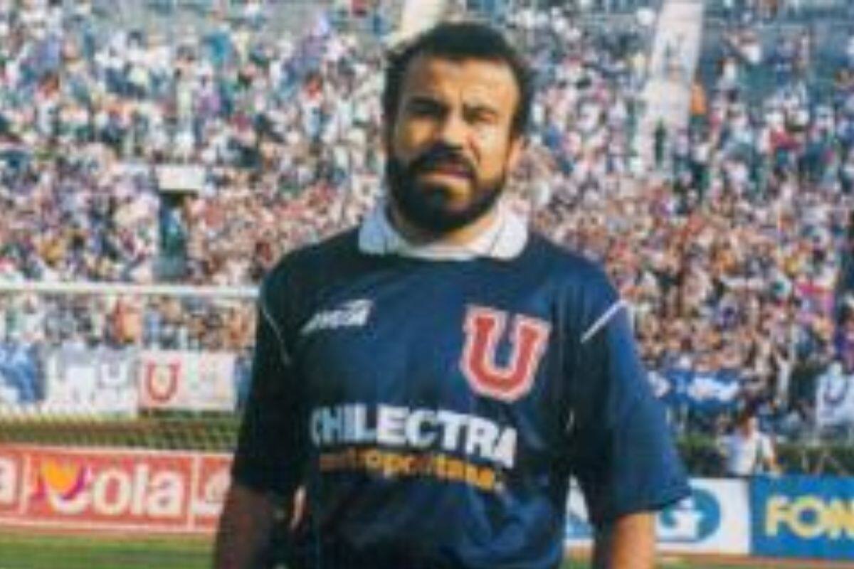 Una imagen clásica de los noventa. Rogelio Delgado con la camiseta de la U y los hinchas azules de fondo.