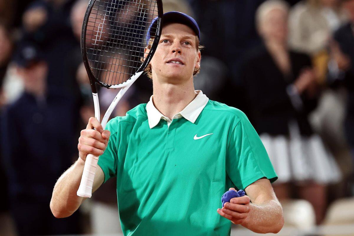 Jannik Sinner celebra el triunfo sobre Novak Djokovic. Foto: EFE.