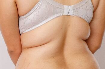 Elimina la grasa de la espalda con un sencillo movimiento usando un palo de escoba