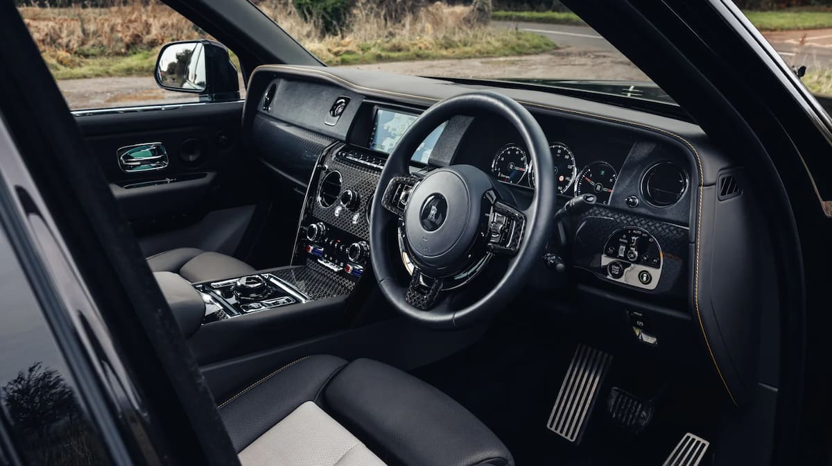El coche tiene detalles de madera y metal pulido.
