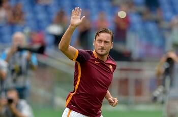 ¡Calidad intacta! Totti sorprendió con un golazo desde la mitad de cancha