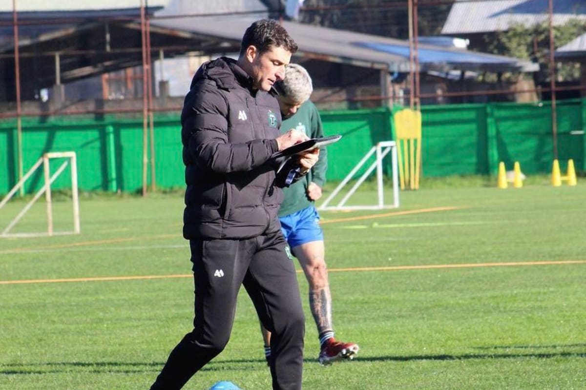 El entrenador uruguayo entrenando a Deportes Temuco. (Foto: @deportes_temuco_oficial)