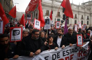 VIDEO | Romería a 50 años del Golpe: Presidente Boric se unió a un tramo de la marcha en la Alameda