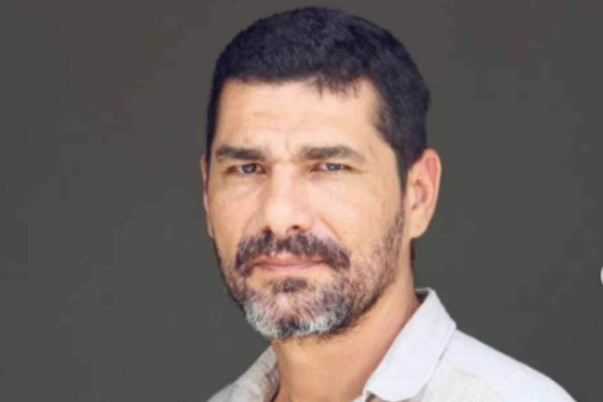 Es un actor que tiene el rol protagónico en la serie "El ADN del delito".