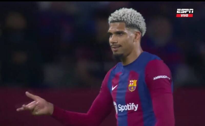 y un polémico gestito al dejar la cancha. Foto: Captura ESPN.