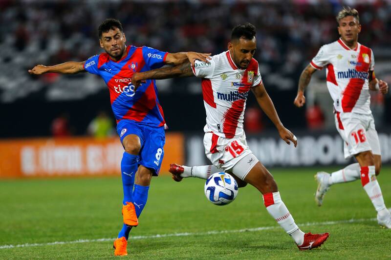Ronald de la Fuente en el partido de ida entre Curicó Unido y Cerro Porteño por la Fase 2 de Copa Libertadores.