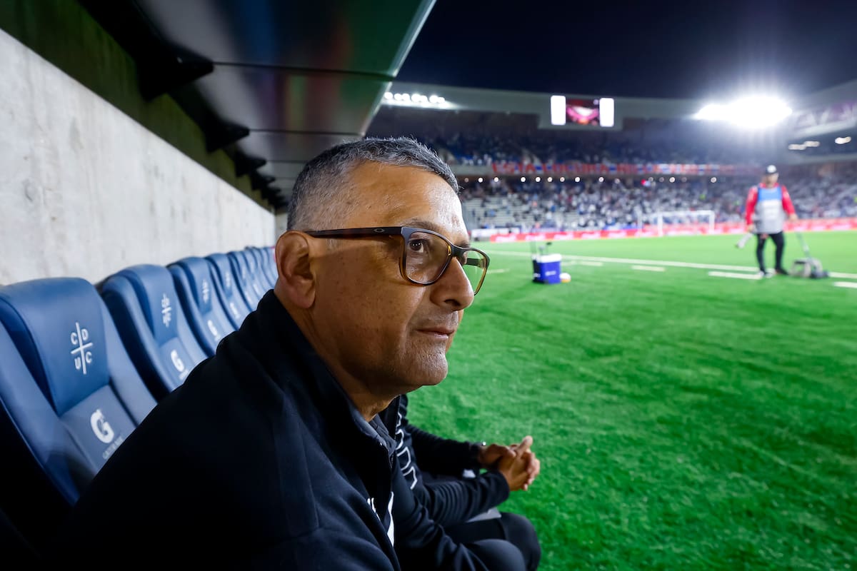 El entrenador chileno repasa su extensa carrera junto al periodista Danilo Díaz, en un nuevo episodio de La Pizarra De... el podcast futbolero de En Cancha. Foto: Agencia Aton.